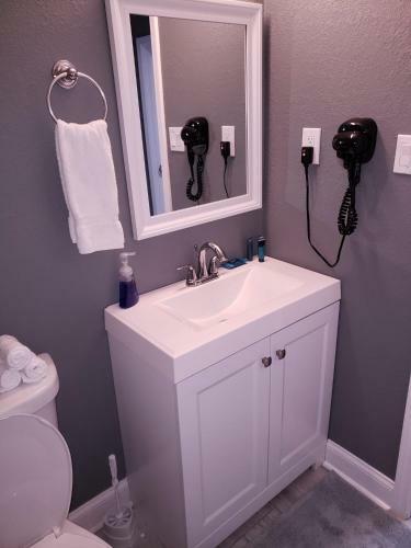 Sleeps 12 Cozy-remodeled Home 5256
