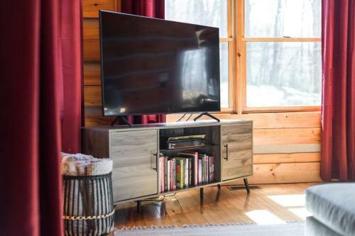 The Double Knot Log Cabin - Secluded Mountain Home