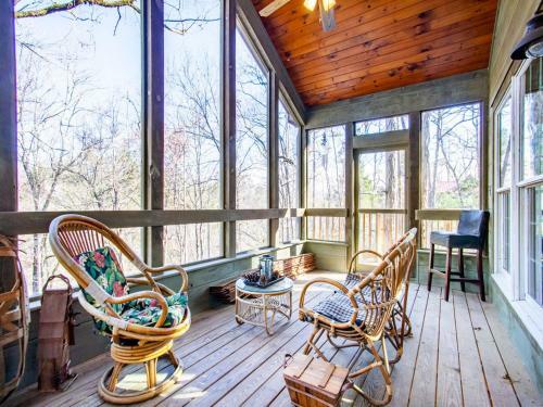 Laurel Valley Retreat - Pool Table And Fireplace