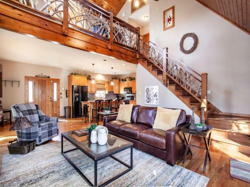 Laurel Valley Retreat - Pool Table And Fireplace