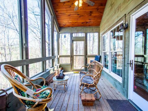 Laurel Valley Retreat - Pool Table And Fireplace