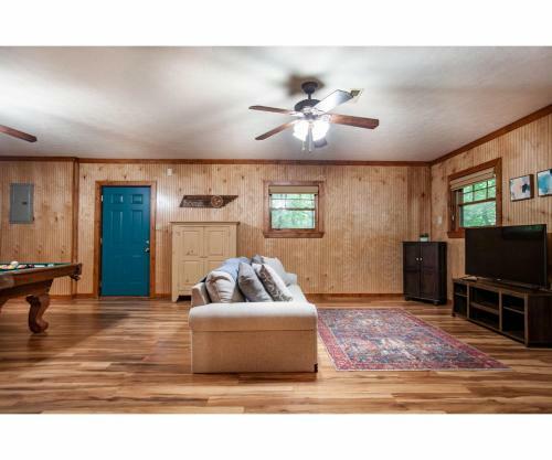 Lillypad Landing With Hot Tub, Pool Table, And Fireplace