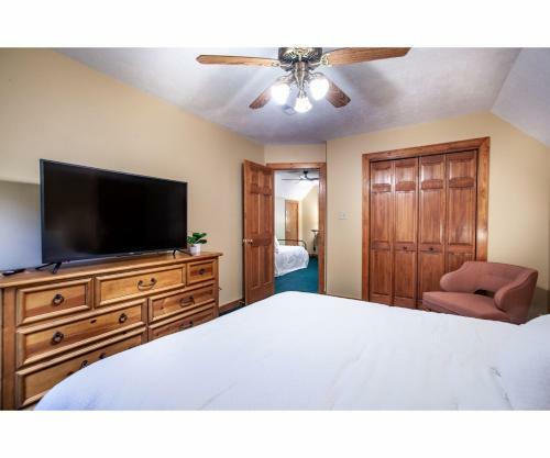 Lillypad Landing With Hot Tub, Pool Table, And Fireplace