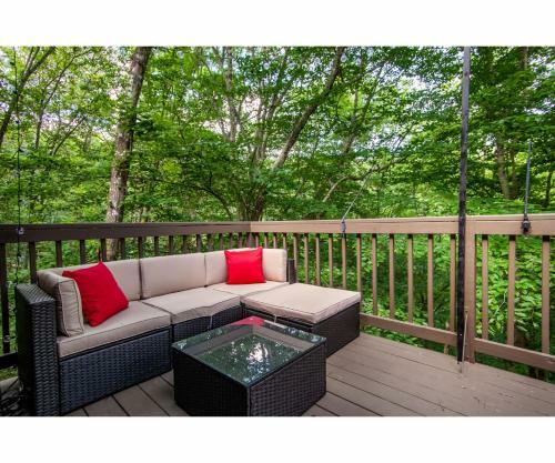 Lillypad Landing With Hot Tub, Pool Table, And Fireplace