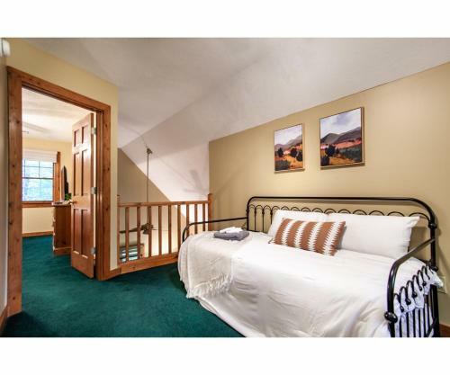 Lillypad Landing With Hot Tub, Pool Table, And Fireplace