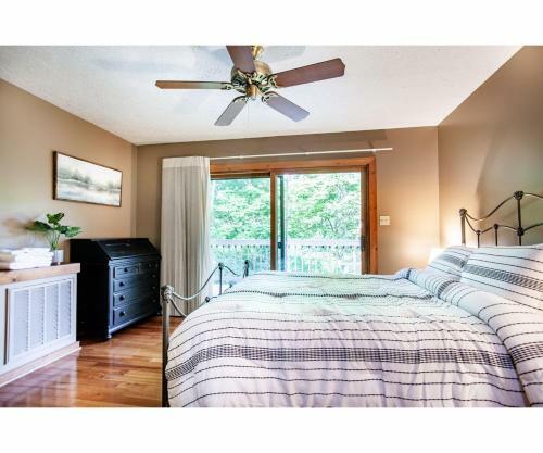 Lillypad Landing With Hot Tub, Pool Table, And Fireplace