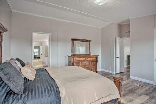 Cozy And Quiet Aubrey Getaway With Pasture Views!