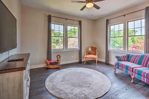 Stunning Farmhouse In Historic Dtwn Bastrop!