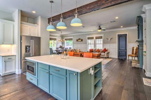 Stunning Farmhouse In Historic Dtwn Bastrop!