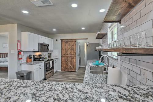 Modern Arlington Getaway Fenced Yard And Pool!