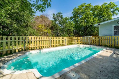 Modern Arlington Getaway Fenced Yard And Pool!