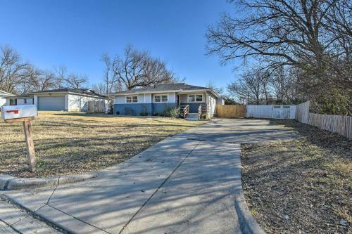 Modern Arlington Getaway Fenced Yard And Pool!