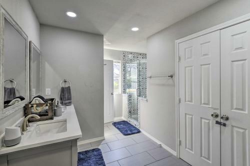 Modern Arlington Getaway Fenced Yard And Pool!