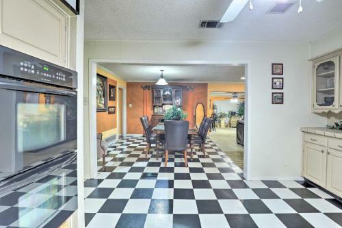Spacious Home With Deck About 2 Mi To Lake Arlington!
