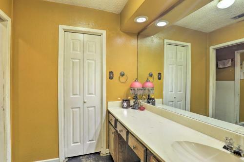 Spacious Home With Deck About 2 Mi To Lake Arlington!