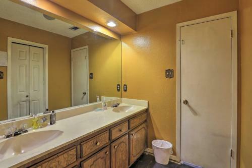 Spacious Home With Deck About 2 Mi To Lake Arlington!