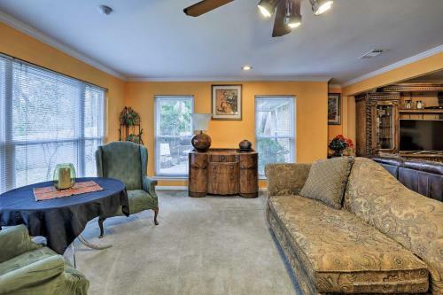 Spacious Home With Deck About 2 Mi To Lake Arlington!