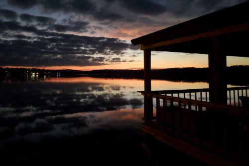Lakefront Burkeville Gem With Boathouse And Dock!