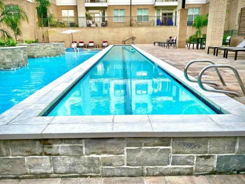 Immaculate Apartment W/king Bed &resort Style Pool