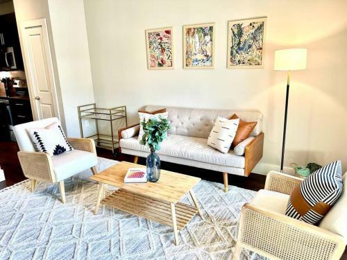 Immaculate Apartment W/king Bed &resort Style Pool