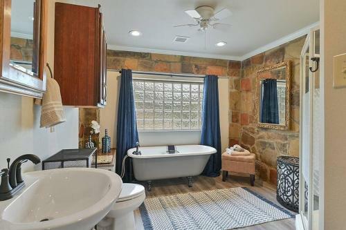 Spacious 4-bedroom Home W/ Beautiful Garden