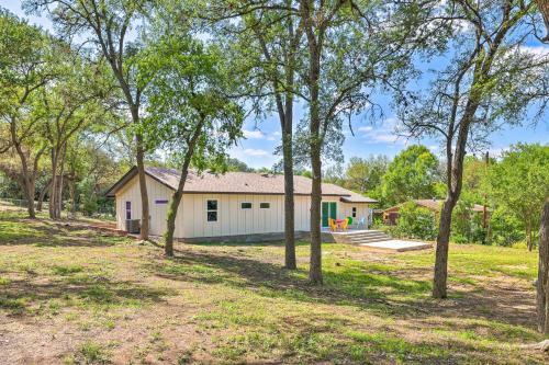 Modern And Colorful Buda Home Near Dtwn Austin!