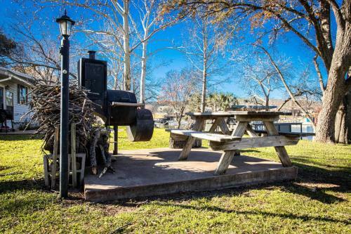 Cozy Retreat On Lake Lbj