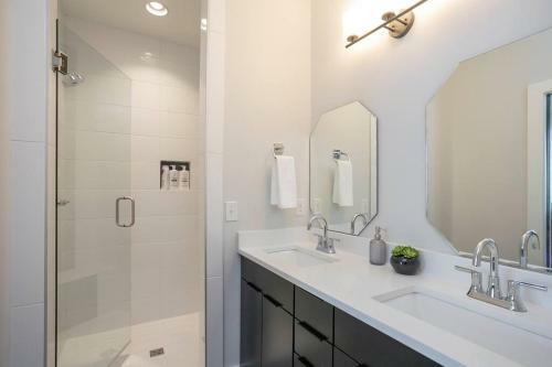 Luxury Townhome Skyline Views Mins To Dt
