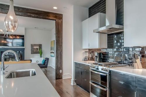 4 Connecting Condos - Sleeps 32 To 36 - Firepits - Garages - Rooftops Decks - Great Views - Security