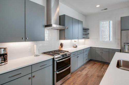 Gulch Modern 3 Story Condo, 2 Car Garage, Rooftop Fire Pit, Security, And View!