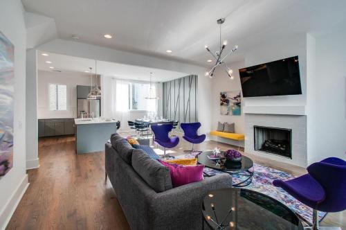 Gulch Modern 3 Story Condo, 2 Car Garage, Rooftop Fire Pit, Security, And View!