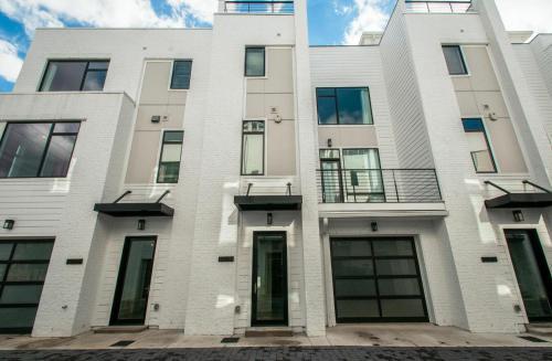Gulch Modern 3 Story Condo, 2 Car Garage, Rooftop Fire Pit, Security, And View!