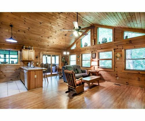 Romantic Mountain Shanty With Hot Tub And Fireplace