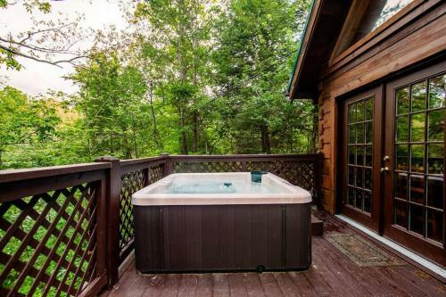 Cabin In The Woods With Hot Tub