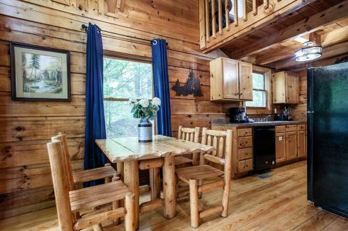 Cabin In The Woods With Hot Tub