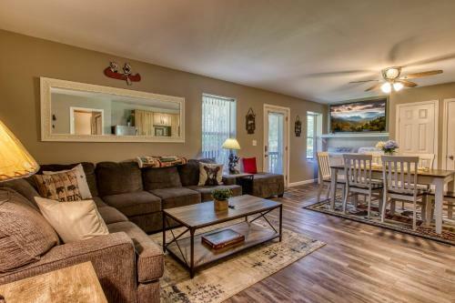 Apartamento Fun & Games By Honeybearcabins 2br/1ba Sleeps 7