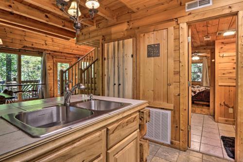 Cabin With Hot Tub And Deck, 3 Mi To Pigeon Forge