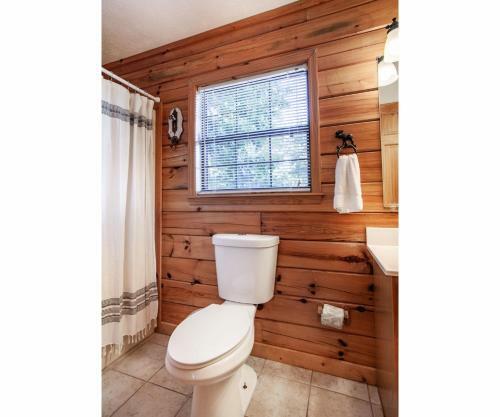Treeside Retreat - Game Rm, Hottub, Community Pool