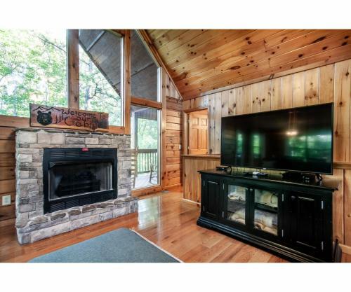 Treeside Retreat - Game Rm, Hottub, Community Pool