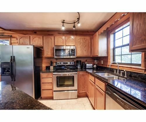 Treeside Retreat - Game Rm, Hottub, Community Pool