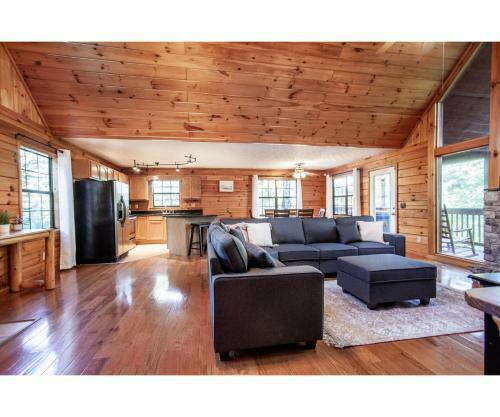 Treeside Retreat - Game Rm, Hottub, Community Pool