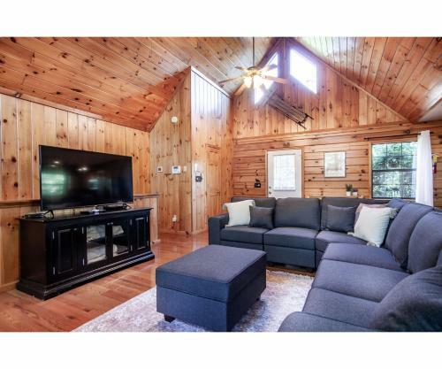 Treeside Retreat - Game Rm, Hottub, Community Pool
