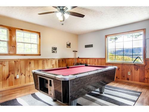 Papa Bear - Private With Hot Tub, Pool Table, And View