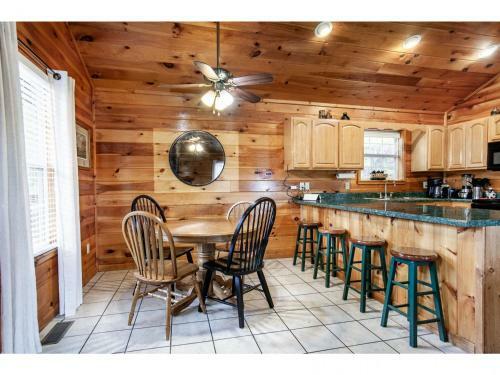 Papa Bear - Private With Hot Tub, Pool Table, And View