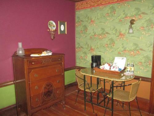 The Bridges Inn At Whitcomb House B&B