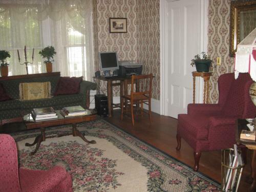 The Bridges Inn At Whitcomb House B&B