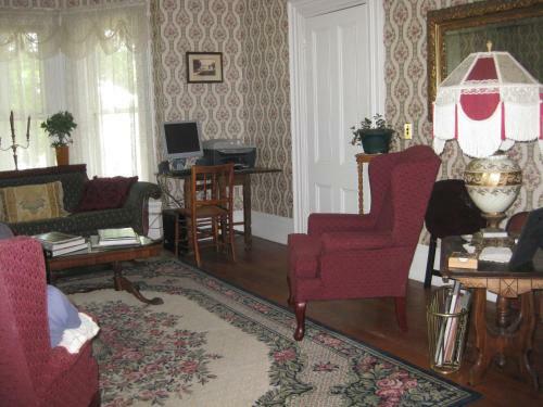 The Bridges Inn At Whitcomb House B&B