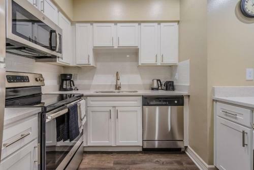 Elegant Stays Corporate Apartment Uptown - Downtown -