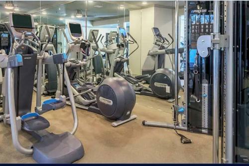 Elegant Stays Corporate Apartment Uptown - Downtown -