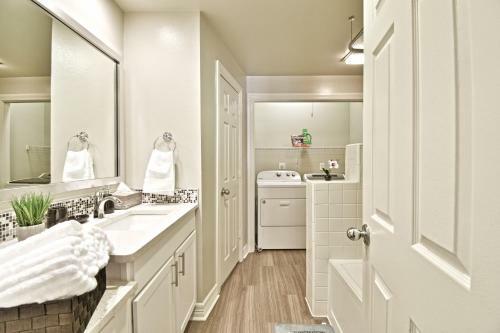 Elegant Stays Corporate Apartment Uptown - Downtown -